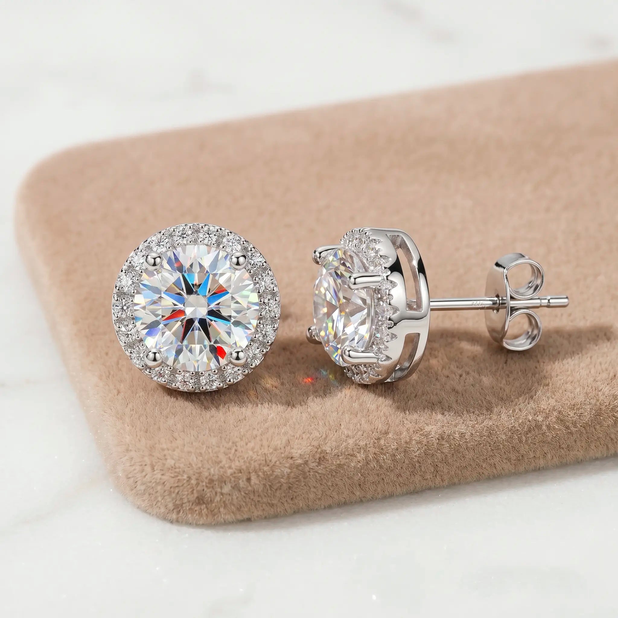✨ 18K White Gold Round Moissanite